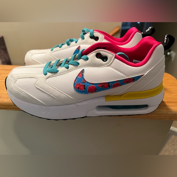 Nike sneakers, size 6Y (will fit women’s size 7-7.5) new & never worn - Picture 3 of 5